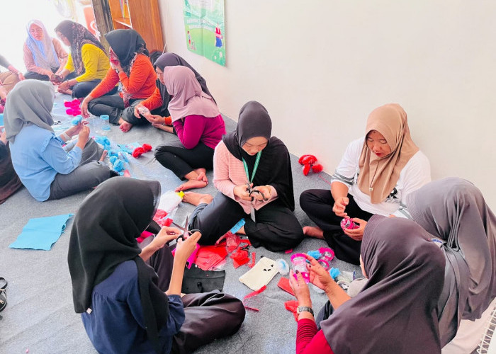 PPK Ormawa Himadikmi FKIP UM Metro Gelar Pelatihan Kerajinan Limbah Plastik di Desa Rejo Agung