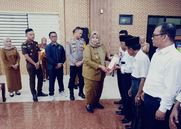 Wabup Pringsewu Serahkan Akte Notaris  SK Badan Hukum Koperasi Desa Merah Putih 