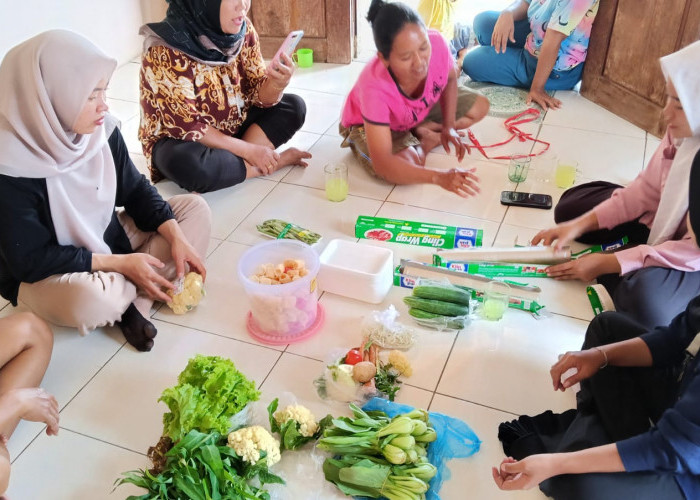 Tim PPK ORMAWA Himadikmi FKIP UM Metro Beri Pelatihan Packing E-Commerce Sayuran