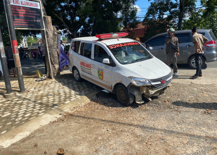 Ambulance dan Sepeda Motor Terlibat Kecelakaan di Jalinbar Pringsewu