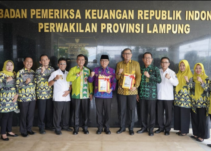 Walikota Metro Wahdi dan Ketua DPRD Kota Metro Tondi MG Nasution foto bersama usai menerima penghargaan WTP dari BPK RI.