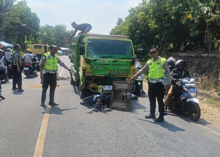 Diduga Menyalip di Tikungan, Pemotor Tewas Tabrak Truk Pasir di Pringsewu