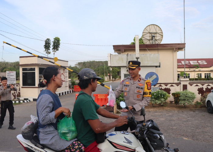 Ramadhan Penuh Berkah, Polres Mesuji Bagikan 150 Takjil untuk Pengendara