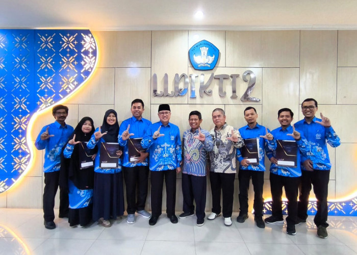 LLDIKTI Wilayah II Serahkan 1 SK Guru Besar dan 6 SK Lektor Kepala kepada UM Metro