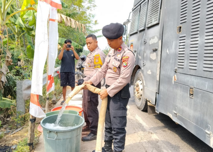 Polres Mesuji Kirim Bantuan Air Bersih untuk Warga Labuhan Permai yang Alami Krisis Pasokan