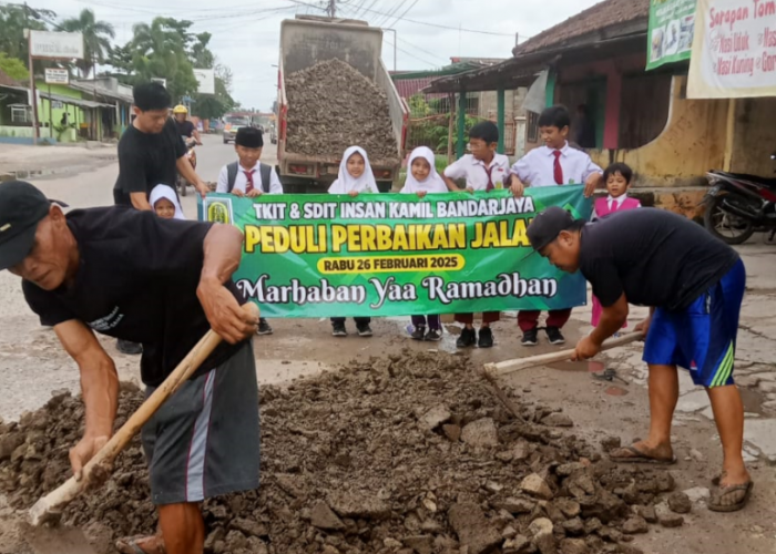 Cegah Terjadi Kecelakaan, SDIT Insan Kamil Timbun Jalan Berlubang