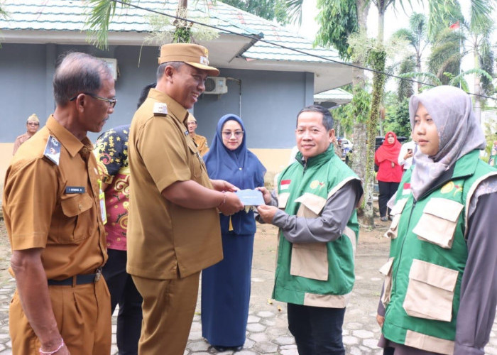 Pimpin Apel Mingguan, Plt. Bupati I Komang Koheri Serahkan Buku Tabungan Pada 193 PPL