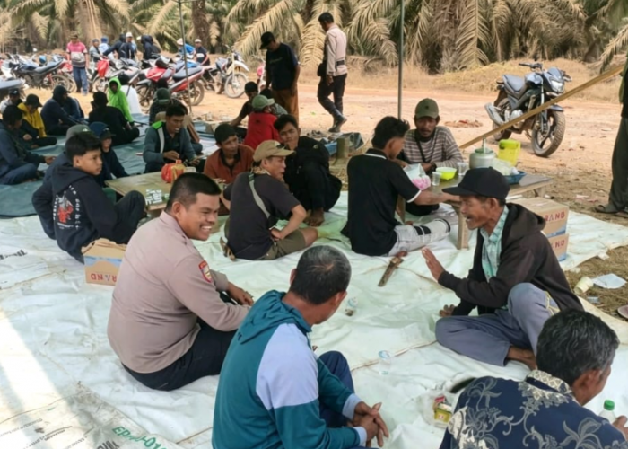 Jaga Kamtibmas Tetap Kondusif, Sat Binmas Polres Mesuji Sambangi Tenda Warga di PT PAL