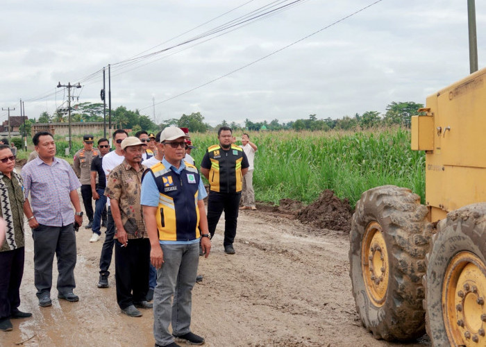 Tinjau Perbaikan Jalan Ruas Dono Arum - Gayau Sakti, Bupati: Mohon Sabar dan Doa Pembangunan Terealisasi Tahun