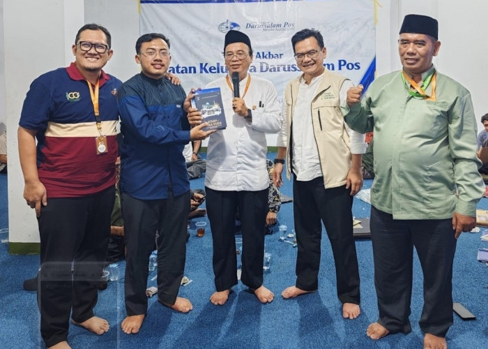 Alumni Pondok Gontor, M Ihsan Dacholfany, Serahkan Buku Terbarunya saat Reuni Akbar  Darussalam Pos