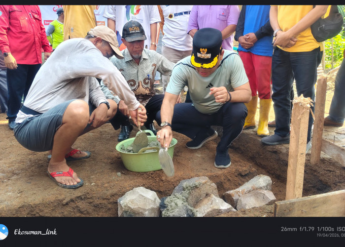 Wali Kota Metro dan PDM Metro Letakkan Batu Pertama Rumah Pak Rokhim