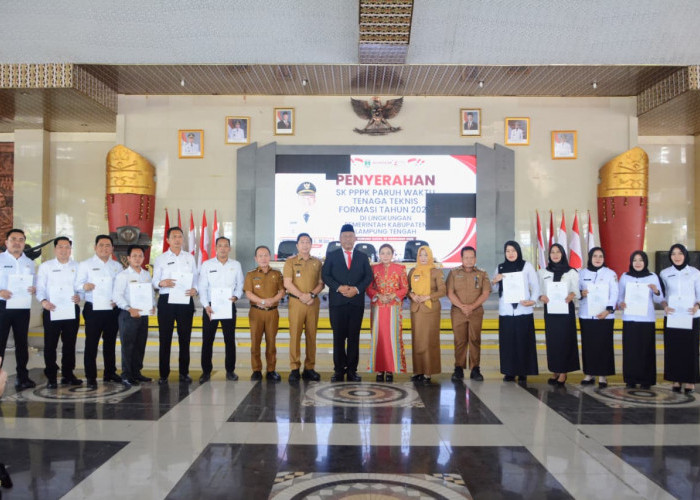 Plt. Bupati I Komang Koheri Serahkan 2533 SK PPPK Paruh Waktu Teknis Lingkup Kabupaten Lampung Tengah