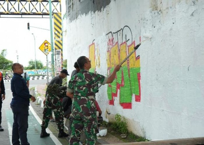 KAI Daop 6 Bersama Koramil 04/Danurejan Bersihkan Coretan Vandalisme di Ikon Wisata Jembatan Kewek