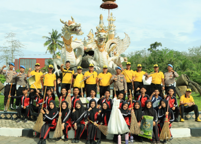 Wujudkan Lingkungan Bersih, Pemkab dan Polres Tubaba Kerja Bakti di Jalan Tugu Rato Naga - Tugu Payung