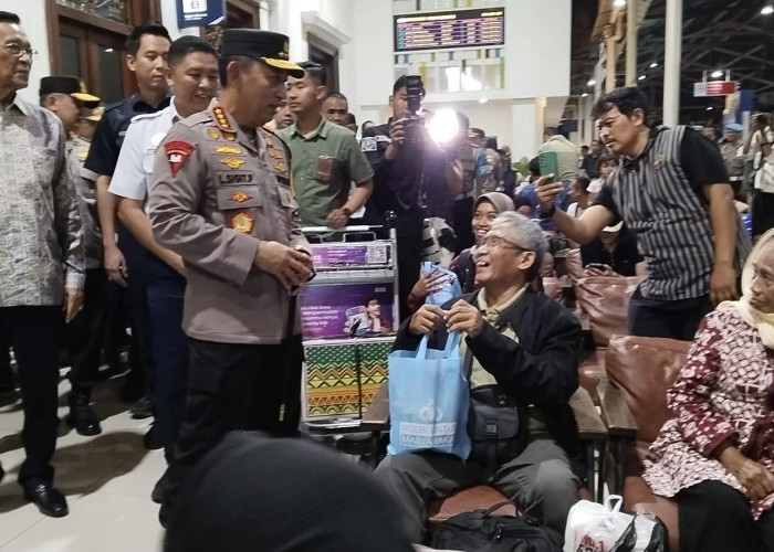 Kapolri Jenderal Listyo Sigit Prabowo dan Gubernur DIY Tinjau Pelayanan di Stasiun Tugu Yogyakarta