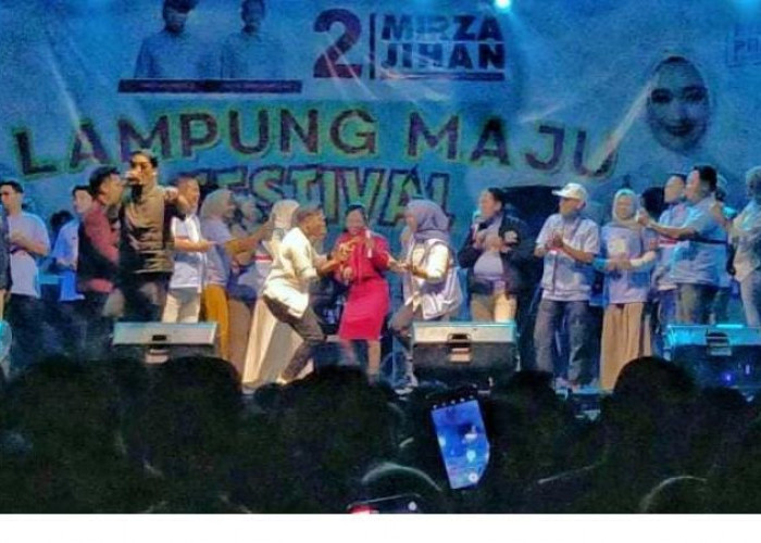 Ela-Azwar Dangdutan Bersama Ribuan Warga Kecamatan Sribhawono