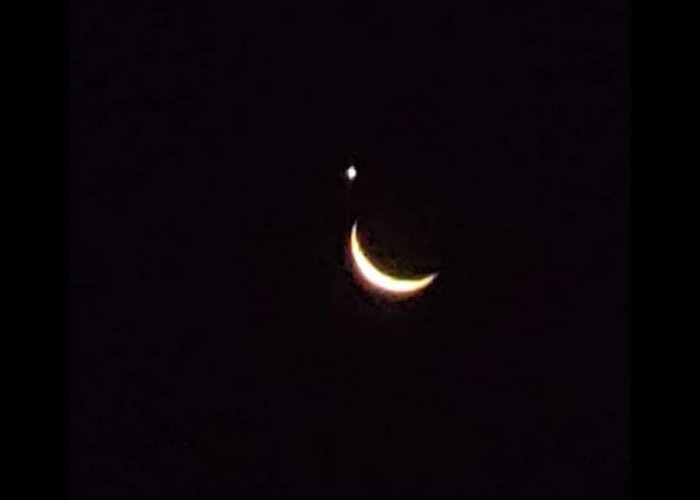 Terpesona Bulan dan Venus Berdampingan di Malam Ramadan