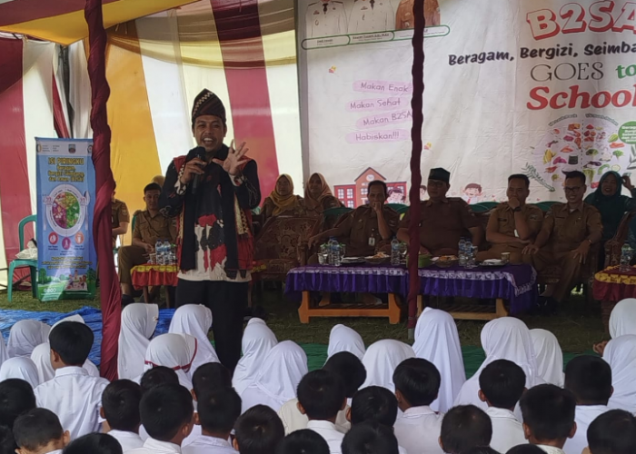 Pendongeng Asal Metro Hibur Ratusan Siswa di Pesisir Barat