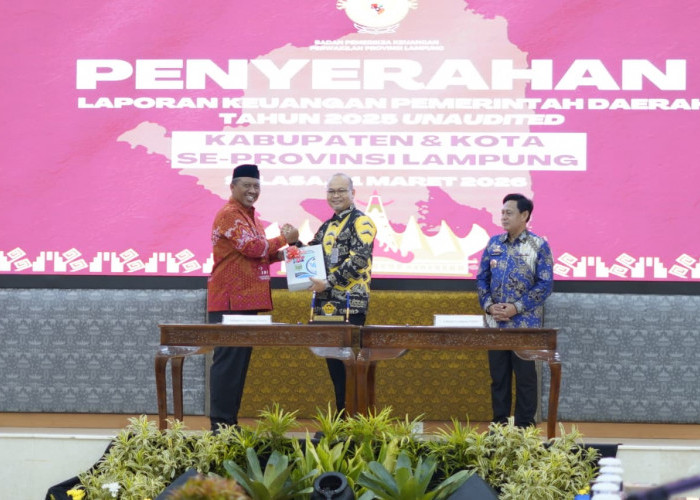 Plt. Bupati Lamteng Bersama 13 Kepala Daerah se-Provinsi Lampung Serahkan LKPD Unaudited TA 2025 ke BPK