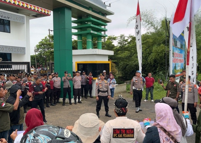 LSM Trinusa Gelar Unjuk Rasa di DPRD dan Kejari Pringsewu