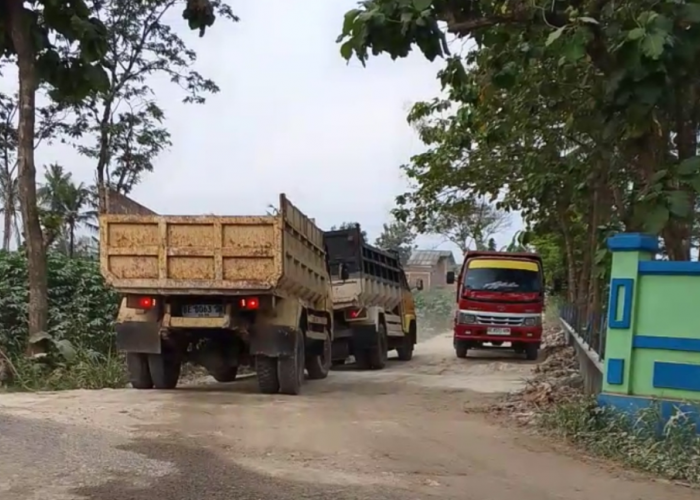 Warga Karang Anyar Keluhkan Truk Material, Lurah: Belum Ada Izin Desa