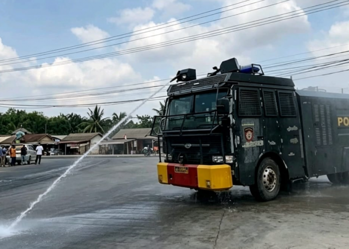 Antisipasi Abu Vulkanik Anak Krakatau, Polres Mesuji Lakukan Penyiraman Jalan Utama