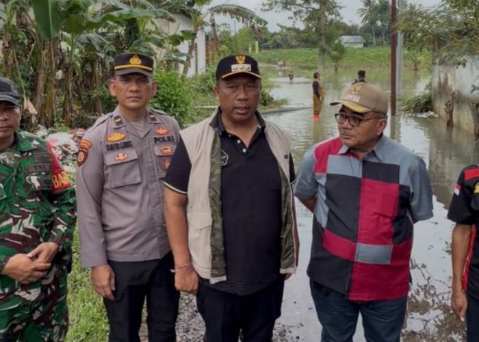 Normalisasi Saluran Irigasi, Plt. Bupati Bersama Plt. Ketua TP PKK Lamteng Tinjau Banjir di Kota Gajah