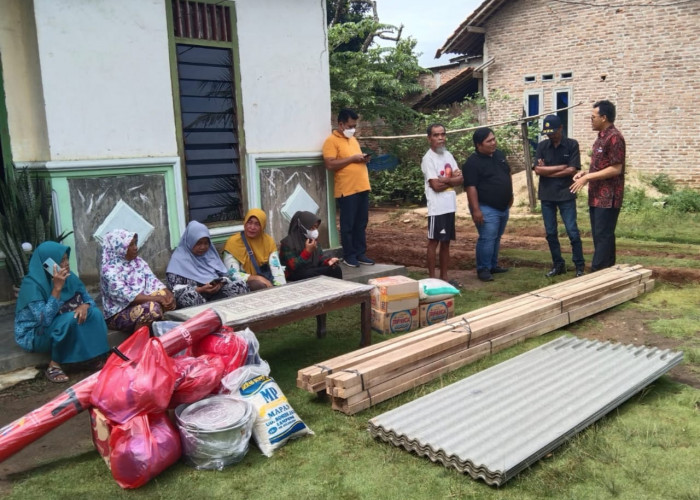 Rumah Tertimpa Pohon, Warga Purwosari Dapat Bantuan dari Pemkot Metro 