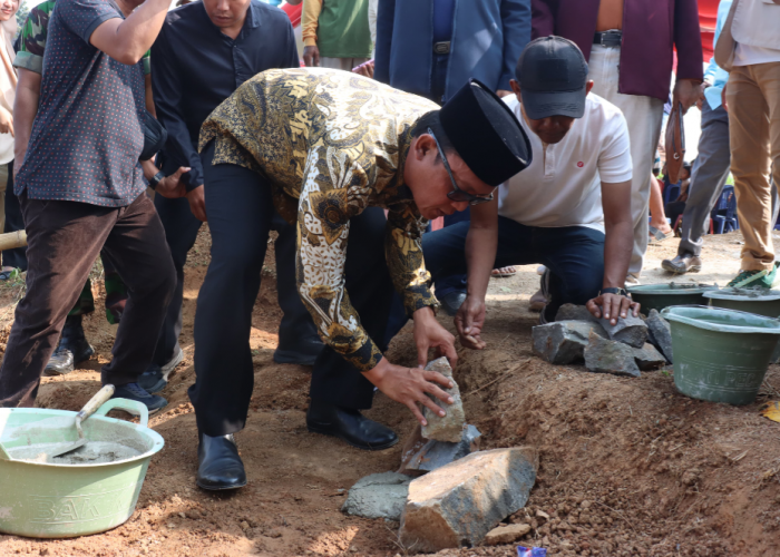 Bupati Lamteng Letakkan Batu Pertama Pembangunan Jembatan Jalan Pertanian di Trimurjo