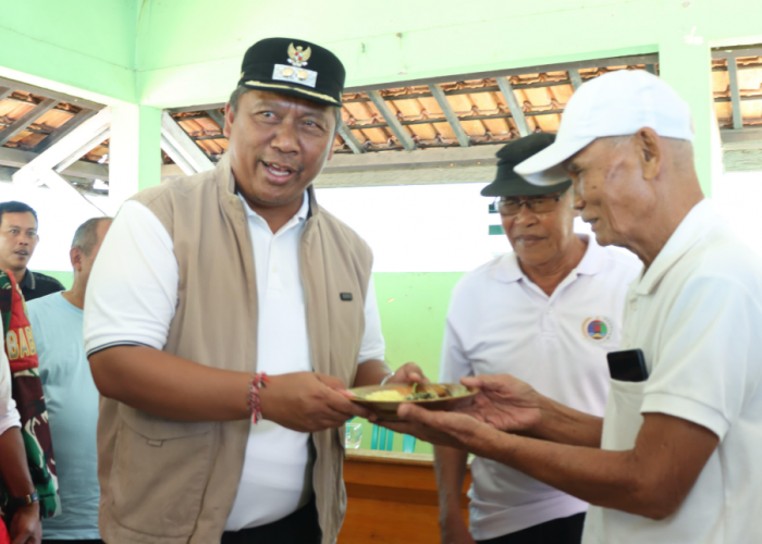 Peringati Hari Lansia Nasional, Wabup I Komang Koheri Gelar Bakti Sosial di Trimurjo