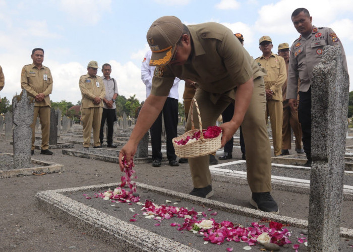 Peringati HUT ke-79 Pemkot Yogyakarta, Hasto Wardoyo Ziarah ke Makam Para Pahlawan