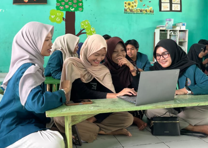 Tim PPK ORMAWA HIMADIKMI Gelar Pelatihan Pembuatan Flyer Produk UMKM Menggunakan Canva di Desa Rejo Agung