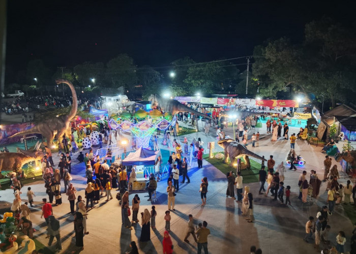 Antrian Mengular, Lautan Pengunjung Penuhi Wahana Dino Planet Metro Garden