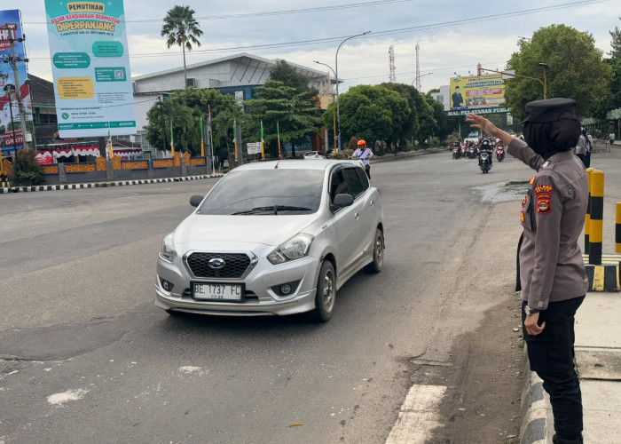 Jaga Kelancaran Arus Lalu Lintas, Polwan Polres Metro Turun ke Jalan