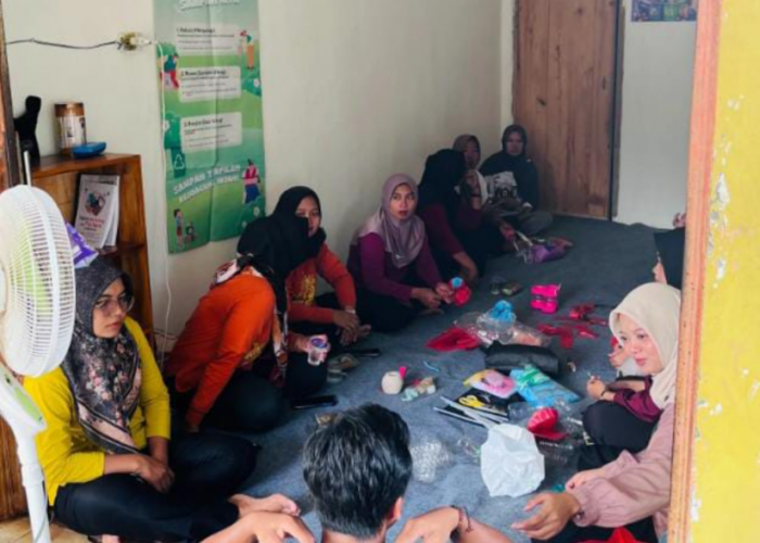 Tim PPK ORMAWA HIMADIKMI Gelar Pelatihan Daur Ulang Botol Plastik di Desa Rejo Agung