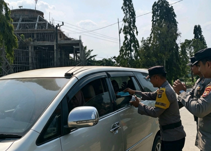 Erupsi GAK, Polres Mesuji Gerak Cepat Bagikan Masker kepada Warga