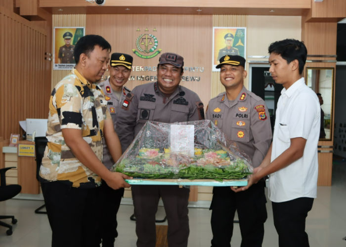 Bawa Tumpeng ke Kejari, Kapolres Pringsewu Perkuat Sinergi Penegakan Hukum