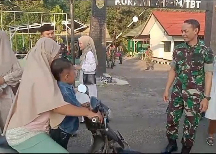 Wujud Kepedulian Di Bulan Suci Ramadhan Anggota Koramil Bagi Bagi Takjil