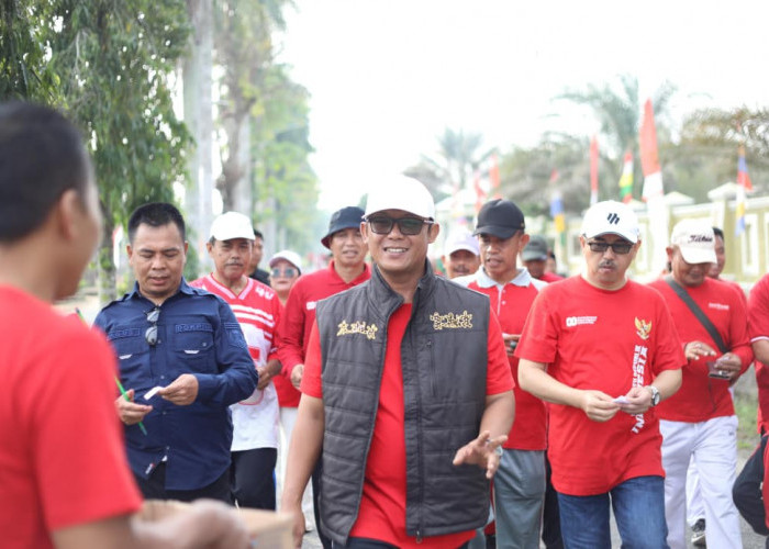 Peringati HUT Ke-80 RI, Bupati Ardito Wijaya Ikuti Jalan Sehat Sejauh 2KM