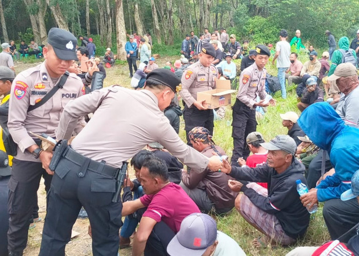 Personel Polres Mesuji Bagikan Ari Mineral Untuk Massa Aksi di Kawasan PT Silva Inhutani 