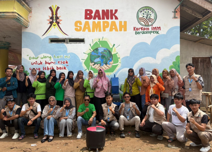 Tim Mahasiswa Berdampak Korkom IMM UM Metro Dampingi Bank Sampah PKK Rejoagung Gunakan Mesin Pencacah 