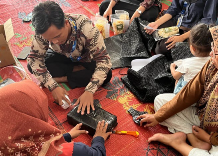 Tim PPK Ormawa HIMADIKMI Latih KWT Desa Rejo Agung Kemas Produk Siap Kirim Melalui E-Commerce