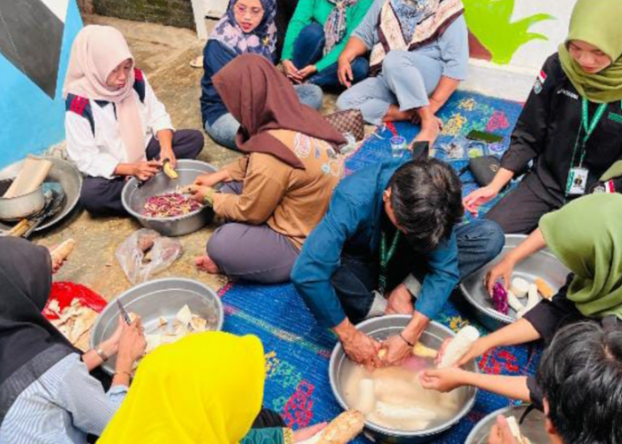 PPK ORMAWA HIMADIKMI UM Metro Dampingi KWT Mitra Bunda Olah Singkong dan Ubi Menjadi Produk Bernilai Jual