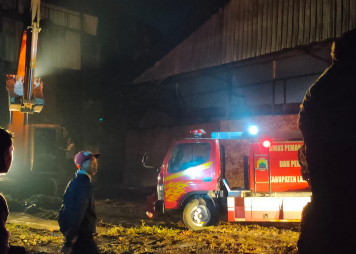 Titik Api Kebakaran Pabrik Tomo Sulit Terjangkau, Petugas Robohkan Pagar