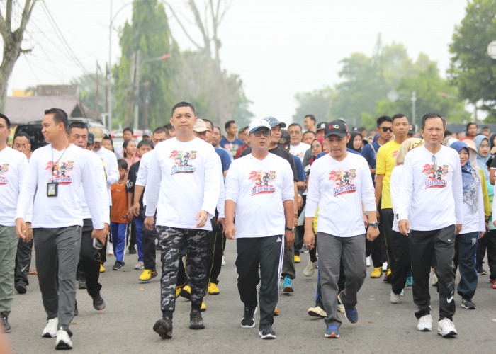 Peringati Hari Bayangkara Ke-79, Bupati Ardito Wijaya Hadiri Jalan Sehat Bersama Masyarakat Lamteng