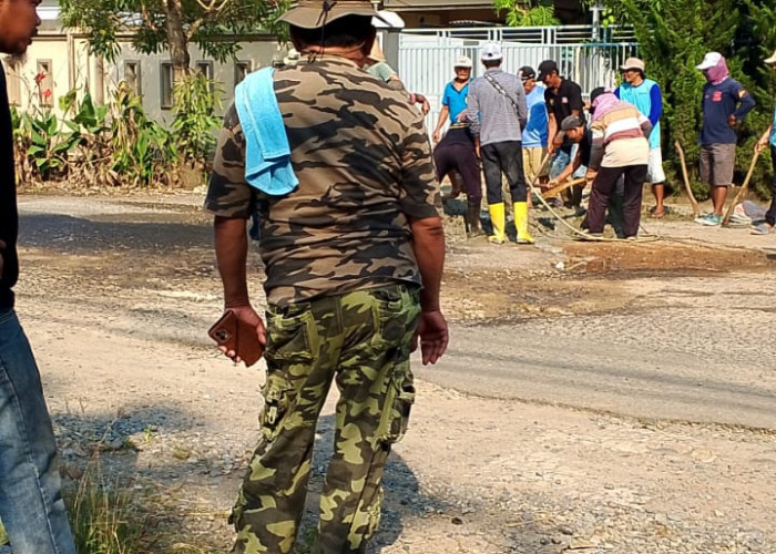 Kecewa dengan Pemkot, Warga Metro Utara Gotongroyong Perbaiki Jalan Rusak Parah