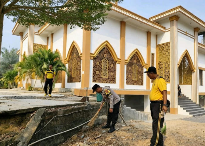Polres Mesuji dan Warga Kompak Bersihkan Masjid Baitul A'mal