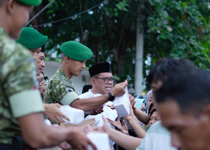 Tumbuhkan Kepedulian Sesama, Pemkab Bersama Batalyon Infanteri TP 848/SPC Berbagi Takjil