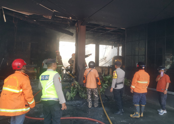 Diduga Korsleting Listrik, Vrama Billiard & Cafe Yogyakarta Hangus Terbakar