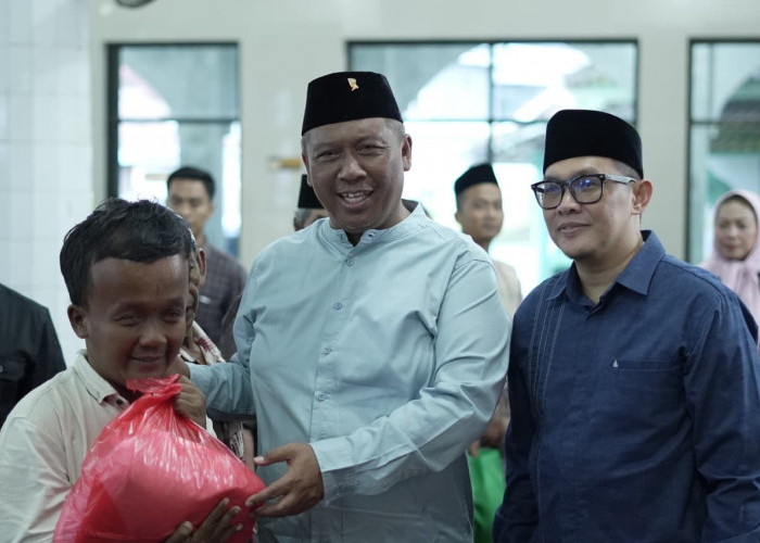 Bagi Takjil, Plt. Bupati Bersama Plt. Ketua TP-PKK Gelar Safari Ramadhan di Simbarwaringin 